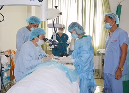 Vietnamese doctors providing free surgery for Cambodian patient