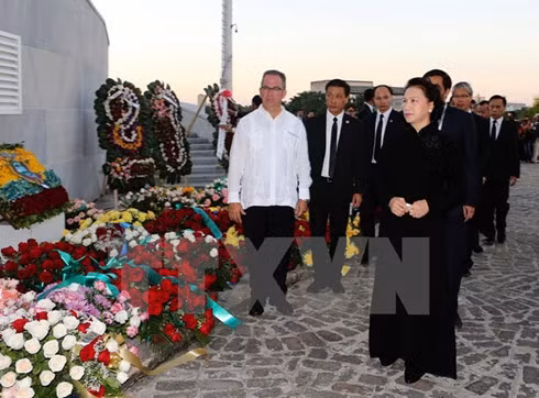 NA Chairwoman Nguyen Thi Kim Ngan laying a wreath in tribute to Cuban revolutionary leader Fidel Castro.