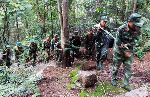 Soldiers look for the helicopter that crashed in Ba Ria-Vung Tau. (Photo: VnExpress/Phuoc Tuan) Soldiers look for the helicopter that crashed in Ba Ria-Vung Tau. (Photo: VnExpress/Phuoc Tuan)