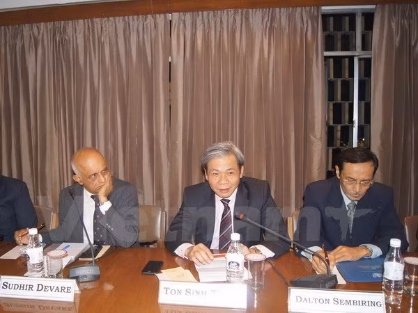 Vietnamese Ambassador to India Ton Sinh Thanh (C) speaks at the workshop (Source: VNA)