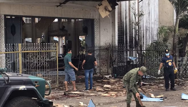Church bombs in Philippines kill at least 17, wound 42 ảnh 1