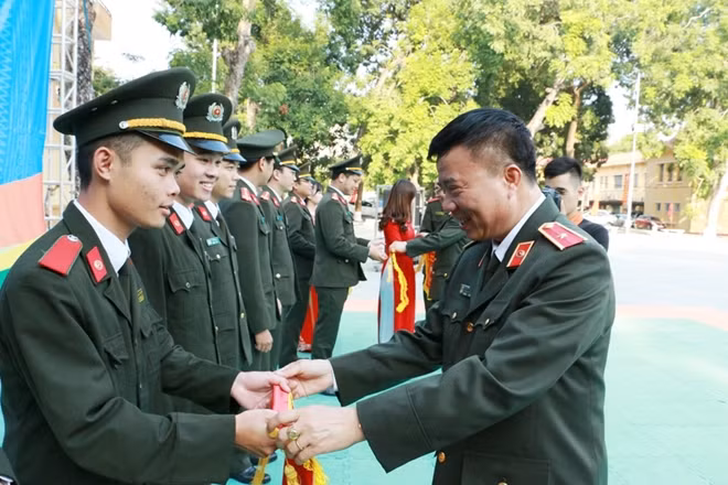 Major General, Ass. Prof. Le Minh Hung honoring groups and individuals for their achievments.