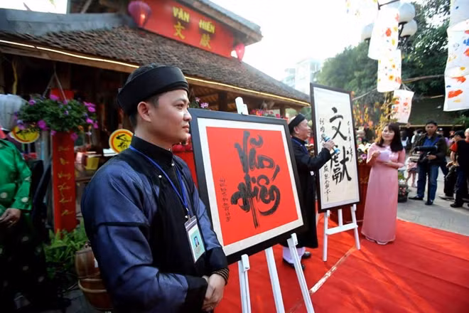 As many as 30 outstanding calligraphy works are being showcased at an exhibition, contributing to improving the local people’s knowledge of calligraphy arts.
