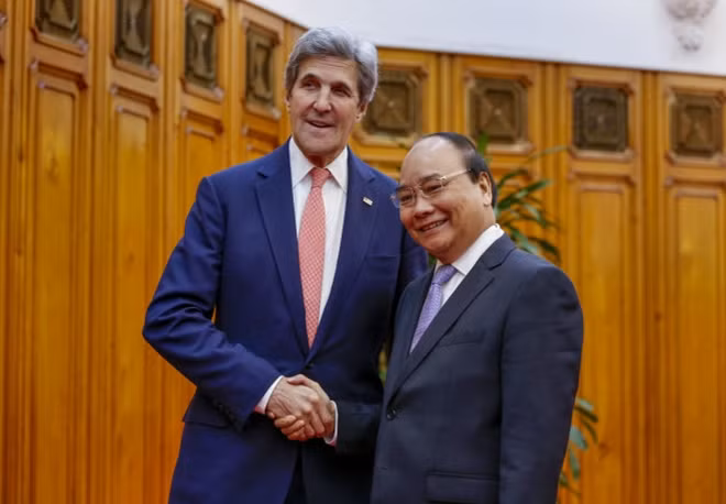 Prime Minister Nguyen Xuan Phuc welcoming US Secretary of State John Kerry .