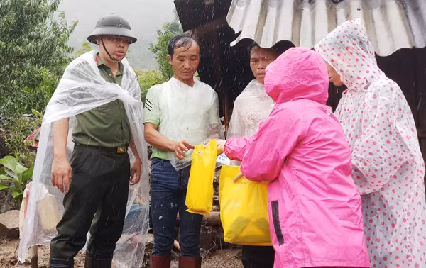 Police force provide relief aid to flood victims. Police force provide relief aid to flood victims.