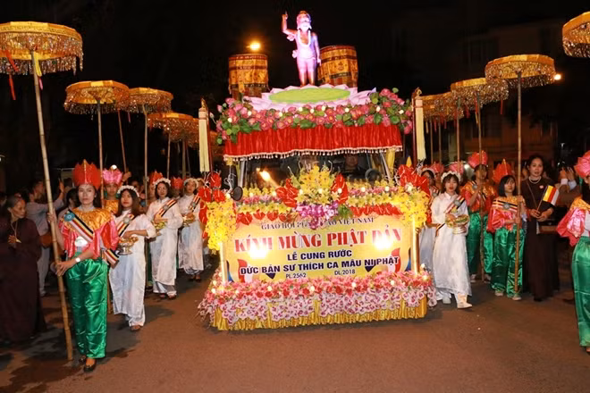 At Quan Su Temple, headquarters of the Vietnamese Buddhist Sangha (VBS), Buddhist leaders, monks, nuns and lay people offered incense to Buddha, participated in the Buddha-bathing ceremony and released doves and balloons to pray for peace.