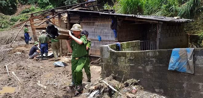 Police officers helping locals rebuild houses, clear off tons of mud, dirt and rock from roads, with the aim of helping the people soon return to normal life.