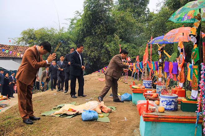 According to local people, the God of agriculture is to conjure up wind and rain to make up a bountiful harvest and offer the villagers a peaceful year.