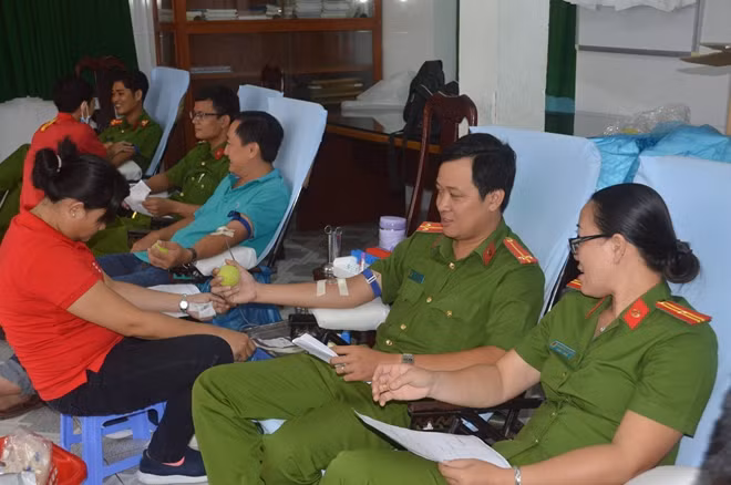 Young Soc Trang police officers active in donating blood ảnh 1