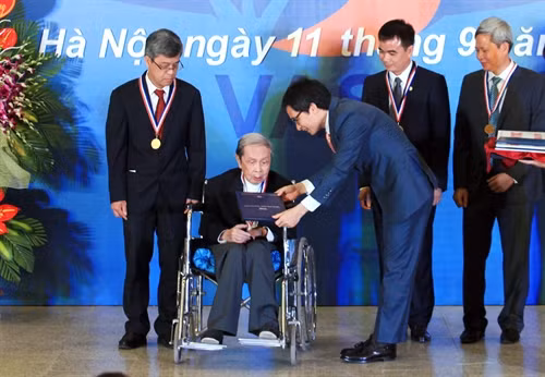 Deputy Prime Minister Vu Duc Dam and the winners of the Tran Dai Nghia Award Deputy Prime Minister Vu Duc Dam and the winners of the Tran Dai Nghia Award