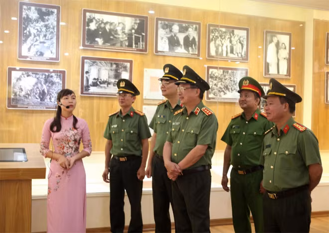 Deputy Minister Nguyen Van Thanh and the delegation visiting the Memorial Site.