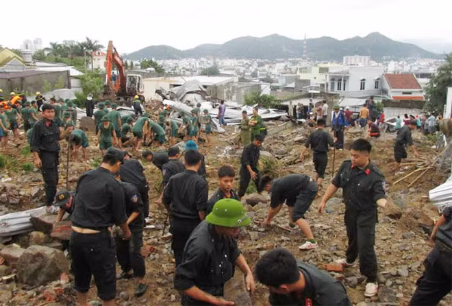 In another area of Nha Trang city, military, militia and police forces are keeping searching for the missing in damaged areas. Meanwhile, relevant agencies continue to move local residents in high-risk areas to safer places and clear off the city’s sewage systems.