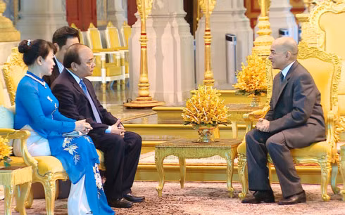 Prime Minister Nguyen Xuan Phuc visited Cambodian King Norodom Sihamoni right after his arrival in the country on April 24.