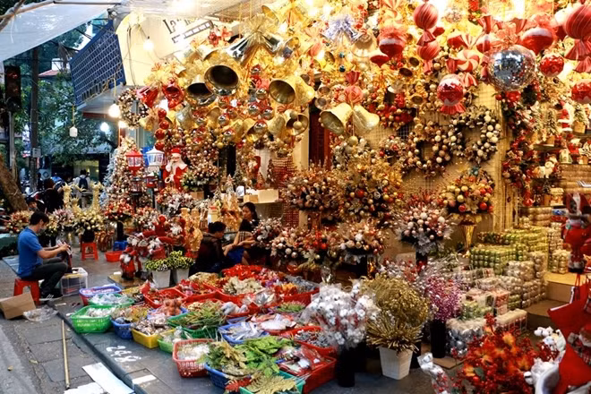 Located in the heart of Hanoi’s Old Quarter, Hang Ma Street always catches up with the trend by selling ornaments in special events like International Children’s Day, Mid-Autumn Festival, New Year Eve, Tet Holiday and Christmas.