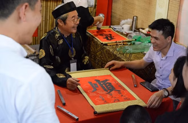 Calligraphic words are displayed at home in the hope of enjoying a lucky, happy, healthy, and peaceful year. Calligraphers select appropriate words based on a person’s purpose and age.