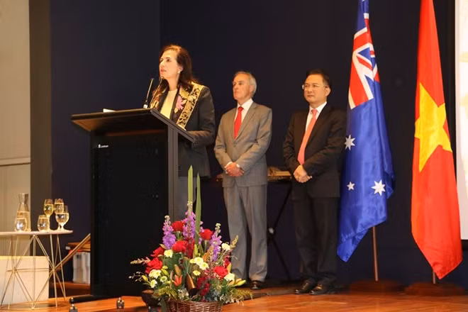 Ambassador Ngo Huong Nam took the occasion to express his appreciation for the support of governments, peoples, and organisations all over the world for Vietnam’s past struggle for national liberation and in the country’s current national-building and development cause.