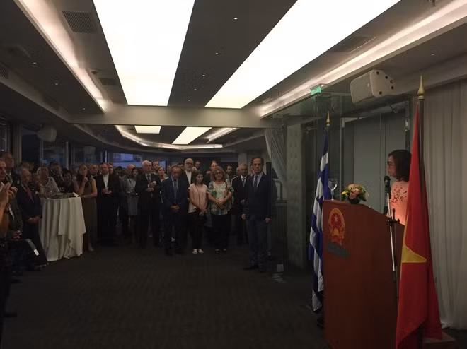 During the ceremony, Vietnamese Ambassador to Greece Tran Thi Ha Phuong reviewed the great achievements Vietnamese people have gained over the past 72 years, stressing that Vietnam always heightened peace, national independence, sovereignty and territorial integrity, and showing her pride that Vietnam had passed every challenge of the country.
