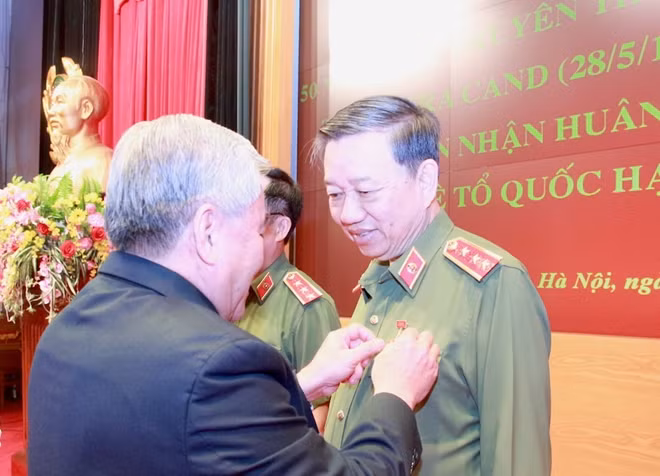 Government Inspector General Phan Van Sau awarding the medals "For the cause of inspector" of the Governmental Inspectorate to Minister To Lam
