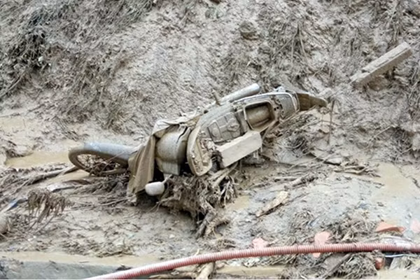 In Dien Bien province's Muong Nhe district, 17 people's motorbikes were swept away, however, the police force in collaboration with functional units found 16 motorcycles for the local people.
