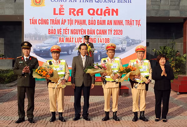 Mr. Tran Cong Thuat presents flowers to congratulate task force 141QB.