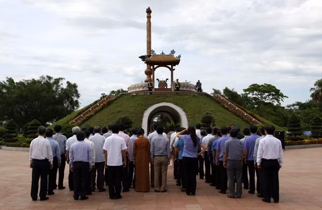 Senior officials of the central province of Quang Tri pay tribute to fallen soldiers at the Ancient Citadel of Quang Tri on July 24. The old citadel and a small area around it was bombarded by the combined fire power of American B52 strategic bombers and thousands of artillery pieces during the US war. (Photo: VNA)