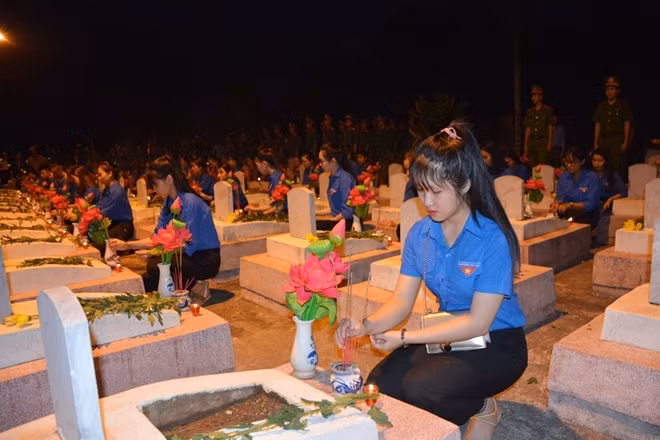 Incense offered by young people on graves of fallen soldiers at the provincial martyrs' cemetery in the Central Highlands province of Dak Lak on July 26. (Photo: VNA)