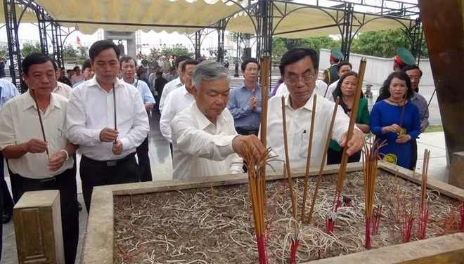 Senior officials of the central province of Quang Tri offer incense to martyrs at Road 9 National Cemetery on July 24. (Photo: VNA)