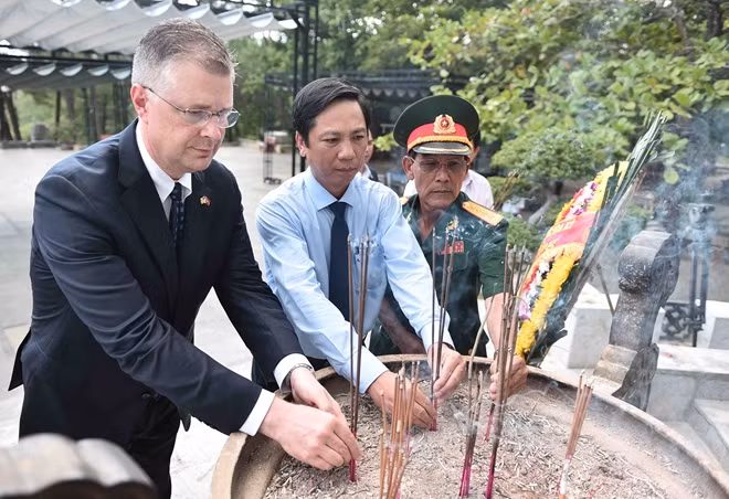 Ambassador Kritenbrink and Quang Tri officials pay a visit and offer incense at the Truong Son National Cemetery.