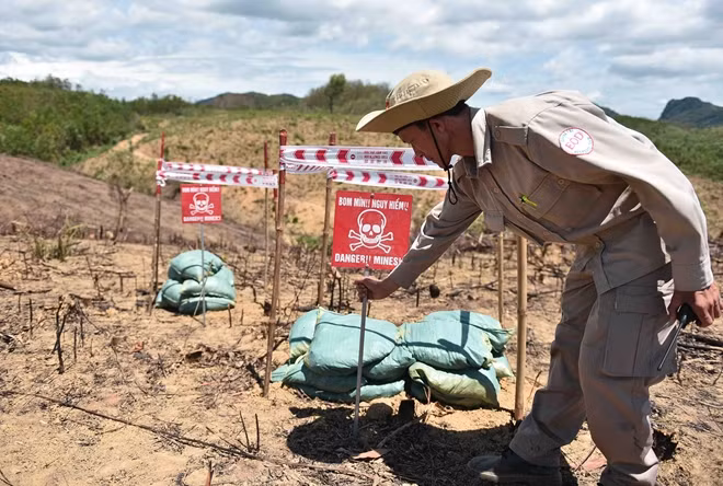 U.S. Ambassador highlights Quang Tri's achievements in removing UXO.