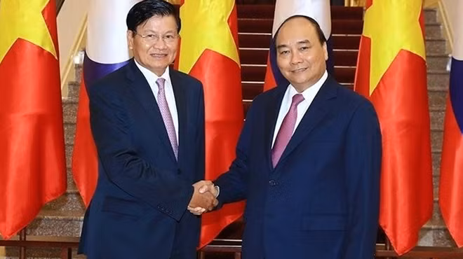 PM Nguyen Xuan Phuc (right) and Lao PM Thongloun Sisoulith.