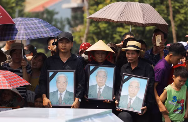 People of Dong My commune, Thanh Tri district stand for hours to attend the burial service of the late Party chief.