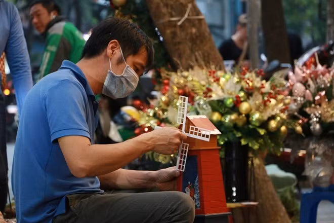 "Anything you need to decorate your Christmas tree as well as gifts and greeting cards can easily be found here with low prices", said a Hanoian walking in Hang Ma street.