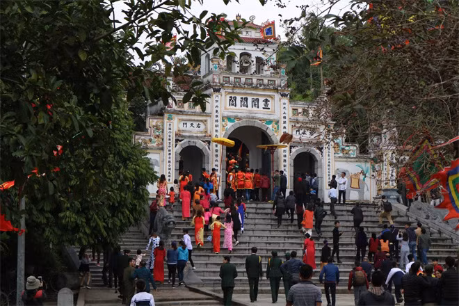 During the festival, local people conduct a King An Duong Vuong procession from the Nhoi village to Tran Vu Temple.