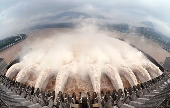 Vietnam scraps more than 470 hydropower projects as the benefit could not make up the environmental loss. (Photo: tinhte)