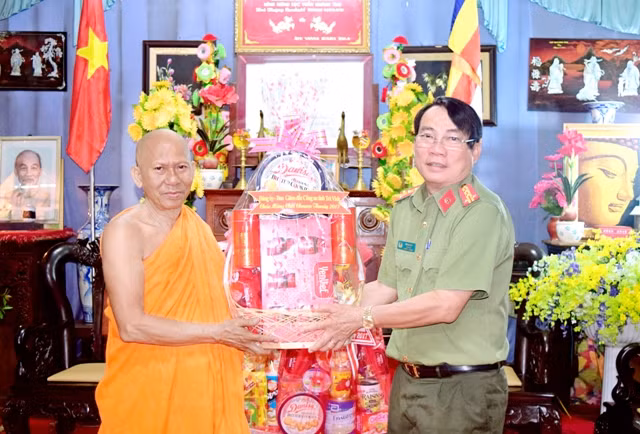 Senior Colonel Le Van Viet, Director of the Tra Vinh Provincial Police on April extending congratulations to the local Khmer community.