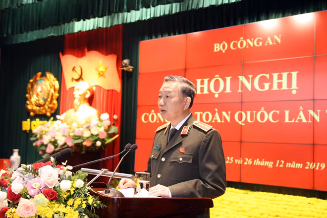 General To Lam speaks at the event.