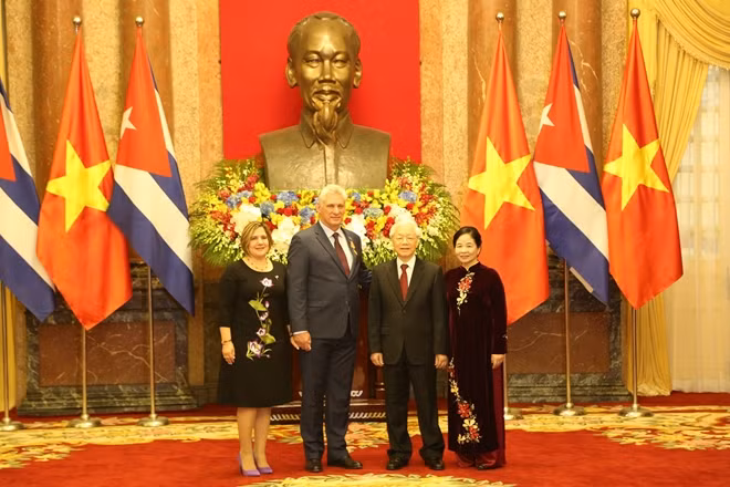 The two leaders and their spouses at the Presidental Palace in Hanoi. After the welcome ceremony, Party General Secretary, President Nguyen Phu Trong and Cuban President will hold talks. The Cuban leader then will meet with Vietnam Prime Minister Nguyen Xuan Phuc and National Chairwoman Nguyen Thi Kim Ngan. The two leaders and their spouses at the Presidental Palace in Hanoi. After the welcome ceremony, Party General Secretary, President Nguyen Phu Trong and Cuban President will hold talks. The Cuban leader then will meet with Vietnam Prime Minister Nguyen Xuan Phuc and National Chairwoman Nguyen Thi Kim Ngan.