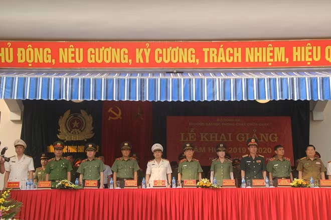 Deputy Minister Nguyen Van Son and other delegates at the event.