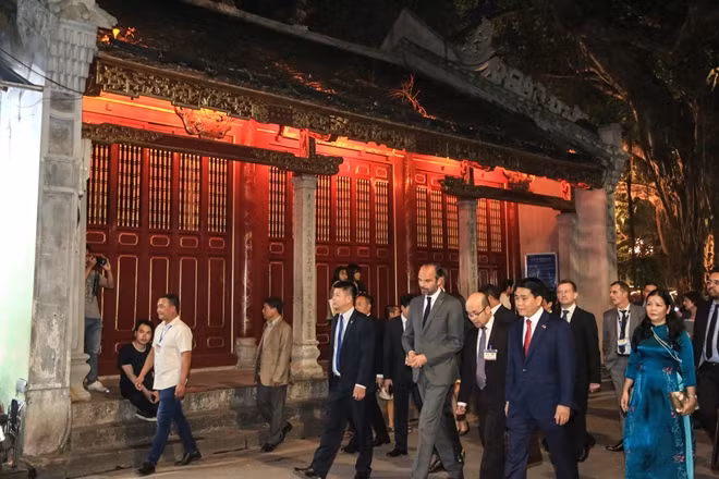 French Prime Minister Édouard Philippe and Chairman of Hanoi Municipal People's Committee walk past an ancient house on Dinh Tien Hoang Street.