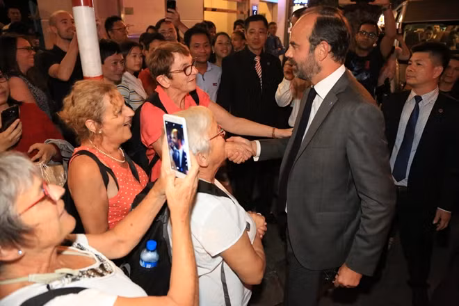 The French prime minister talks with French women on the banks of Hoan Kiem lake. "Hanoi is very beautiful, we were very happy and much happier meeting Prime Minister Philippe here," a woman told the CAND Online.