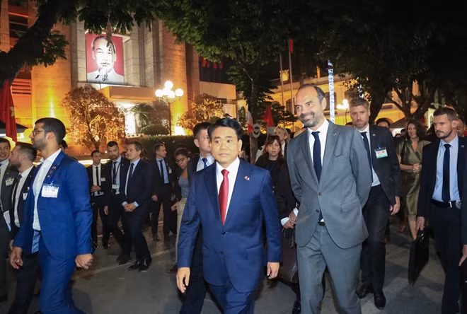 After the meeting, French Prime Minister Édouard Philippe took a walk in the pedestrian street zone around Hoan Kiem Lake with Chairman of the Hanoi Municipal People's Committee Nguyen Duc Chung.