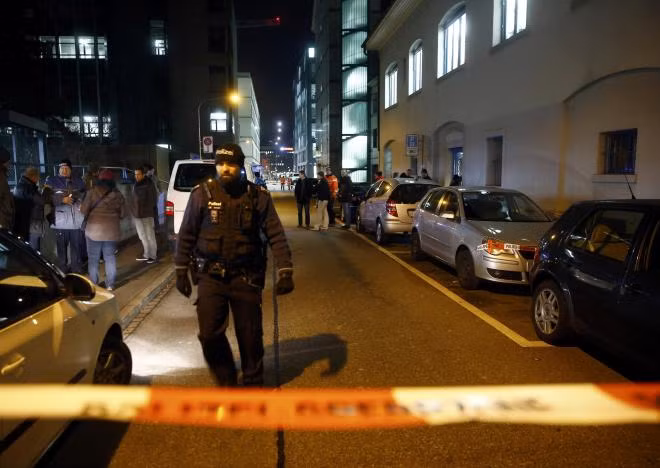 Police stand outside an Islamic center in central Zurich, Switzerland December 19, 2016. REUTERS/Arnd Wiegmann