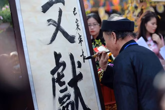 During the festival, handicrafts from Hanoi’s trade villages, such as do paintings, silk, lacquer paintings and pottery works, are also being displayed.