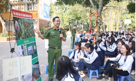 People’s Police Academy provides Hanoi’s students with knowledge of drugs. People’s Police Academy provides Hanoi’s students with knowledge of drugs.