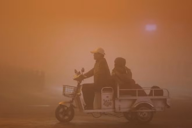 People ride during heavy smog in Lianyungang, Jiangsu province, China, November 13, 2016. (Photo: Reuters)