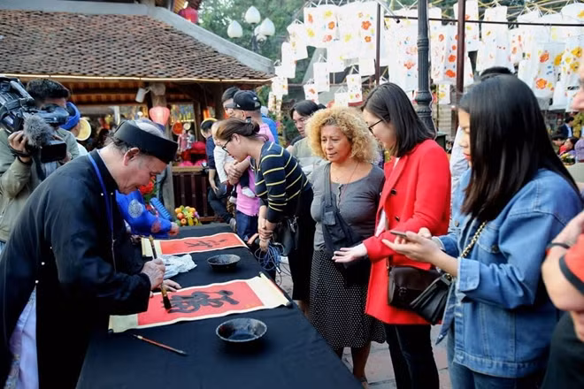 On the opening day of the spring calligraphy festival, dozens of calligraphers arrived at Ho Van at Van Mieu Quoc Tu Giam to prepare for the event.
