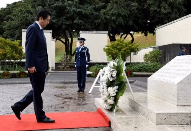 Japanese Prime Minister Shinzo Abe presents a wreath at the National Memorial Cemetery of the Pacific at Punchbowl in Honolulu, Hawaii, U.S. December26, 2016. REUTERS/Hugh Gentry
