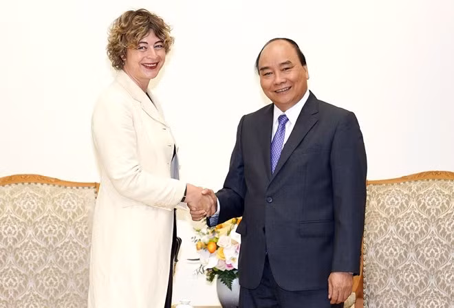 Prime Minister Nguyen Xuan Phuc (R) and Dutch Ambassador to Vietnam Elsbeth Akkerman (Photo: VNA)