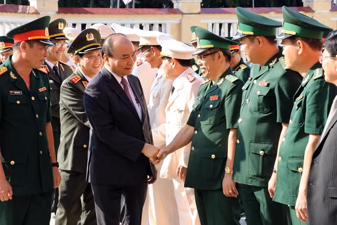 Prime Minister Nguyen Xuan Phuc (front, second, left) visits the Da Nang Military High Command on February 5 (Photo: VNA) Prime Minister Nguyen Xuan Phuc (front, second, left) visits the Da Nang Military High Command on February 5 (Photo: VNA)