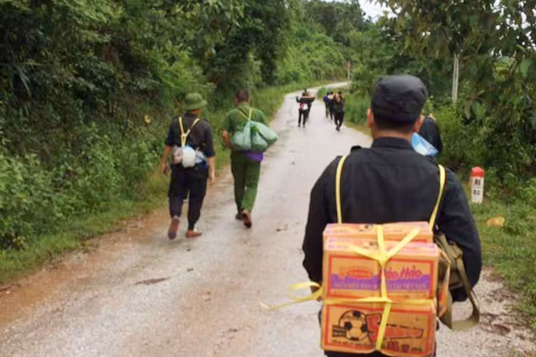 Police in the northern mountainous province of Lai Chau are on scene in the flood-hit areas as they provide assistance and carry out search and rescue operations in order to stabilize local people’s lives. Police in the northern mountainous province of Lai Chau are on scene in the flood-hit areas as they provide assistance and carry out search and rescue operations in order to stabilize local people’s lives.